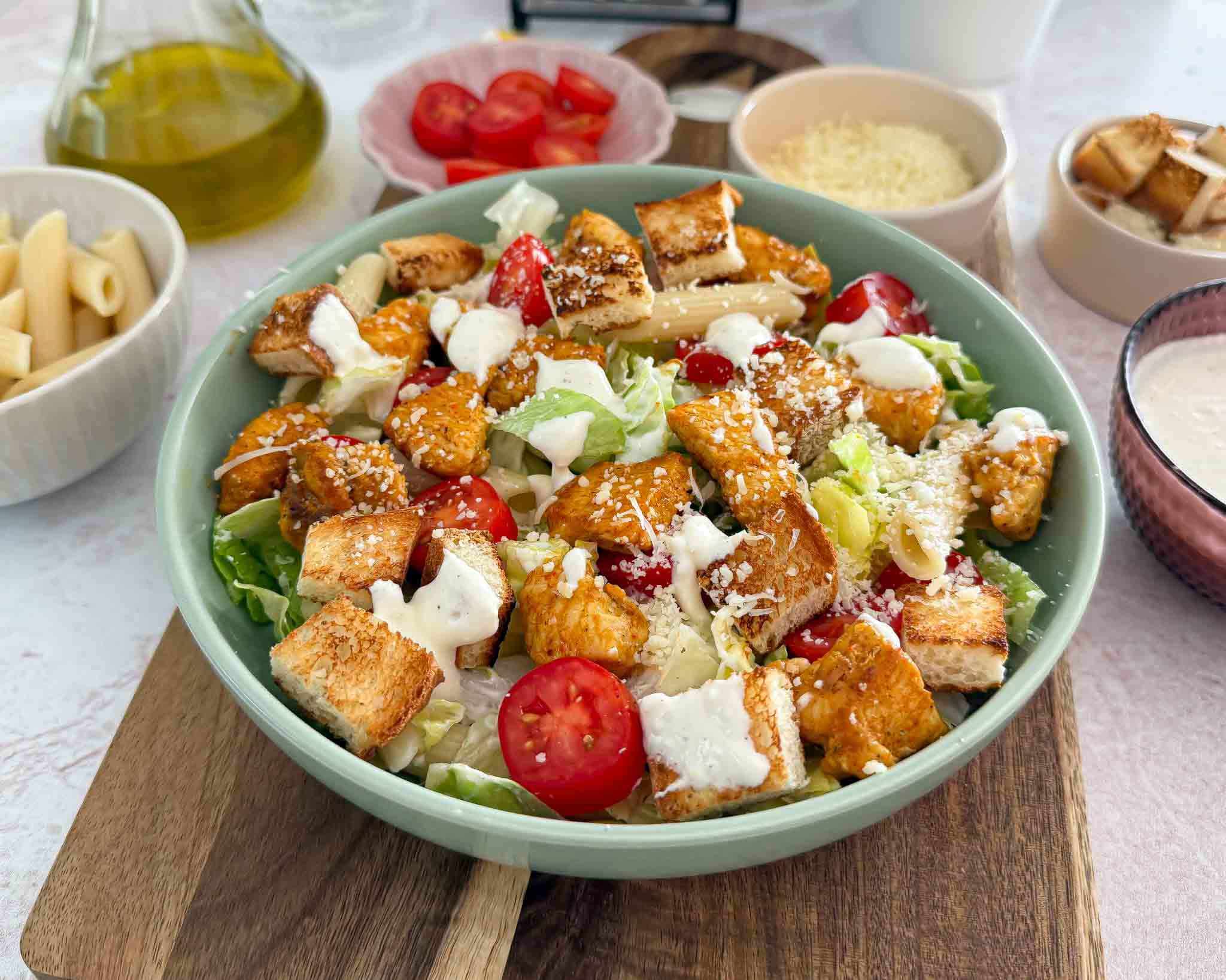 Cezario salotos su vištiena