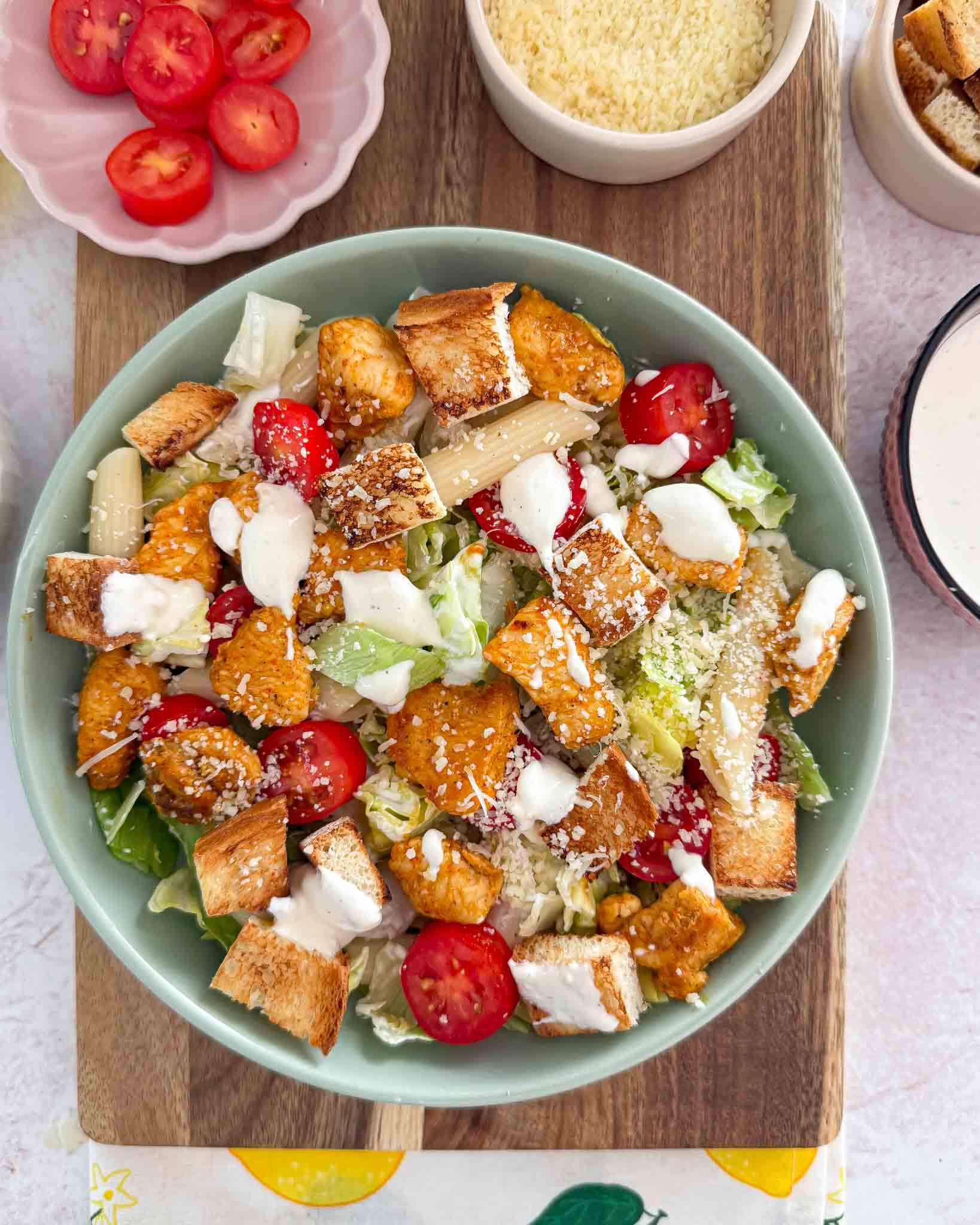 Cezario salotos su vištiena