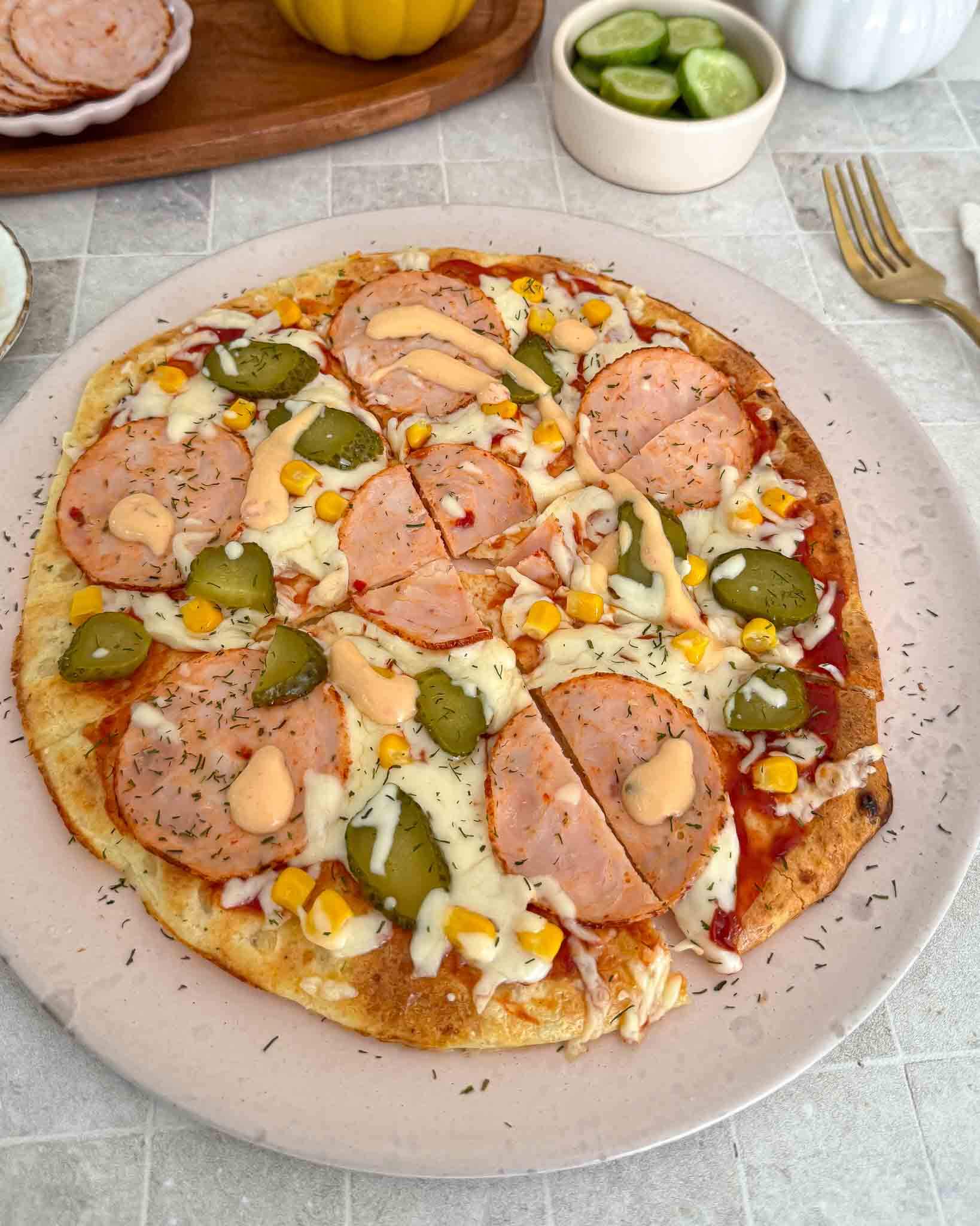 Grūdėtos varškės pica