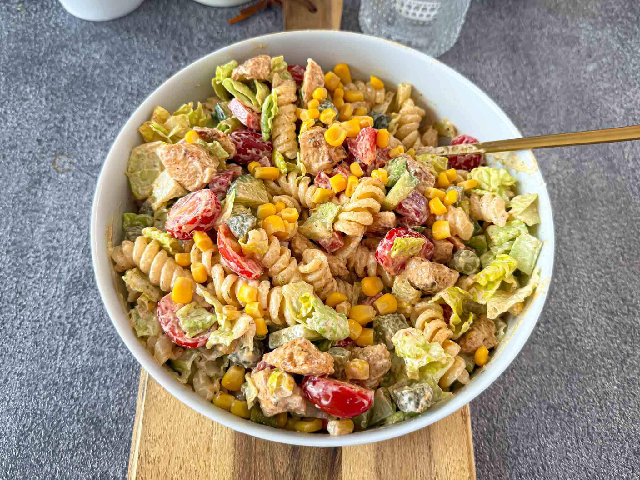 Makaronų salotos su vištiena